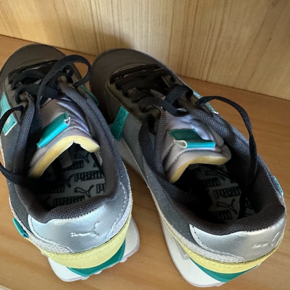 NWOT. Puma Future Rider women’s sneakers. - Picture 2 of 4